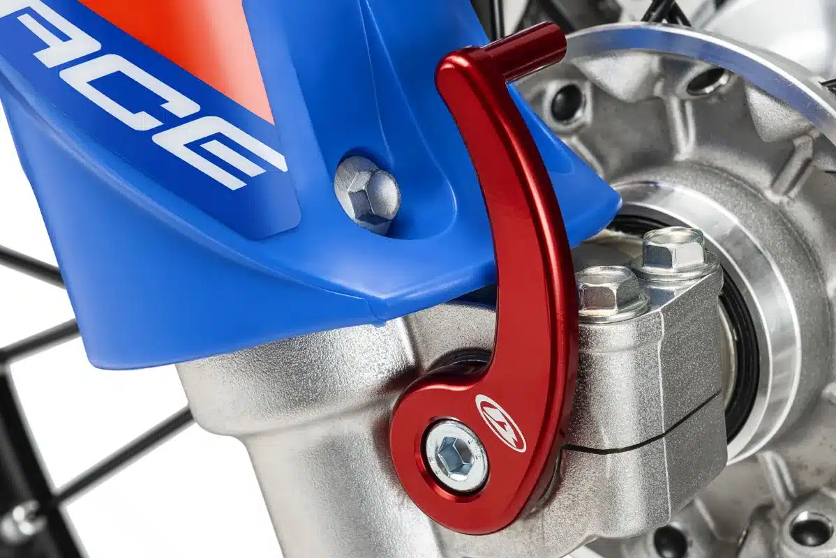 Nahaufnahme der rot eloxierten Schnellwechselachse an der Beta RR 4T Race 350–480 MY 2026