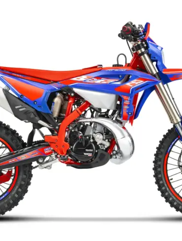 Beta RR RACE 2T 200 MY 2026 Enduro-Motorrad in Blau-Rot als Seitenansicht auf weißem Hintergrund.