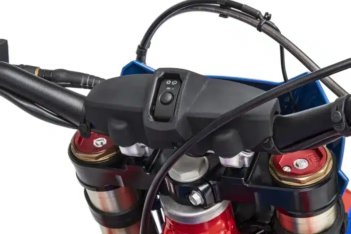 Map-Schalter und Gabelbrücke der Beta RR RACE 2T 200 aus der Perspektive des Lenkers