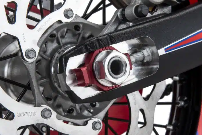 Detailansicht des Schnellspanners an der Achse der Beta RR RACE 2T 200 mit Bremsscheibe und Radaufnahme.