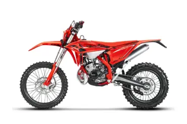 Beta RR X-PRO 2T 200 Enduro 2026 in Rot, Seitenansicht auf weißem Hintergrund, zeigt Motor, Fahrwerk und Sport-Design.