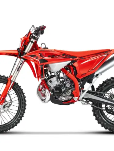 Beta RR X-PRO 2T 200 Enduro 2026 in Rot, Seitenansicht auf weißem Hintergrund, zeigt Motor, Fahrwerk und Sport-Design.