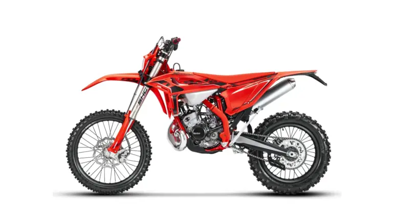 Beta RR X-PRO 2T 200 Enduro 2026 in Rot, Seitenansicht auf weißem Hintergrund, zeigt Motor, Fahrwerk und Sport-Design.