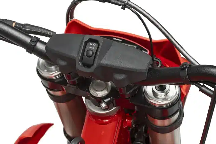 Lenker und Schalter der Beta RR X-PRO 2T 200 im Detail