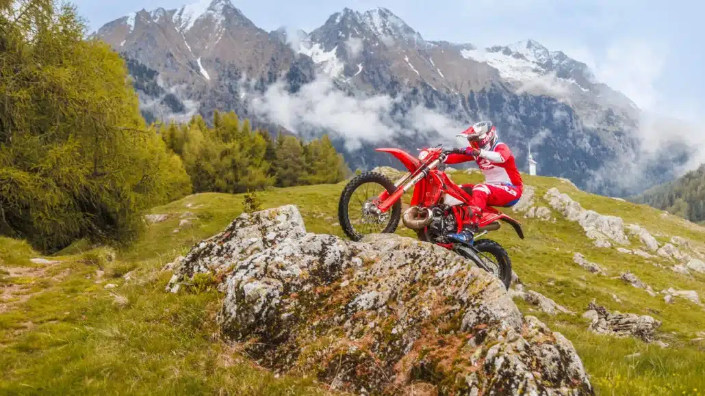 Beta RR X-PRO 2T 250/300 2026 im harten Enduro-Einsatz in alpiner Landschaft