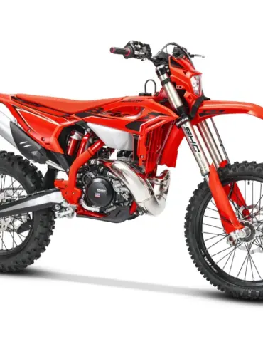 Seitenansicht der Beta RR X-PRO 2T 250/300 2026 Enduro-Motorrad in Rot.