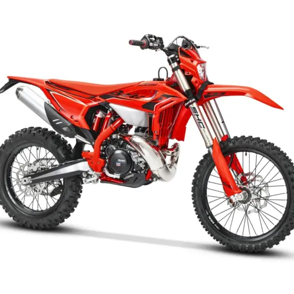 Seitenansicht der Beta RR X-PRO 2T 250/300 2026 Enduro-Motorrad in Rot.