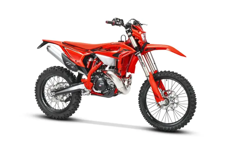 Seitenansicht der Beta RR X-PRO 2T 250/300 2026 Enduro-Motorrad in Rot.