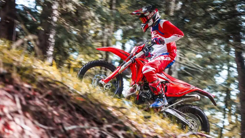 Endurofahrer auf Beta RR X-PRO 2T 250/300 2026 beim steilen Anstieg im bewaldeten Gelände