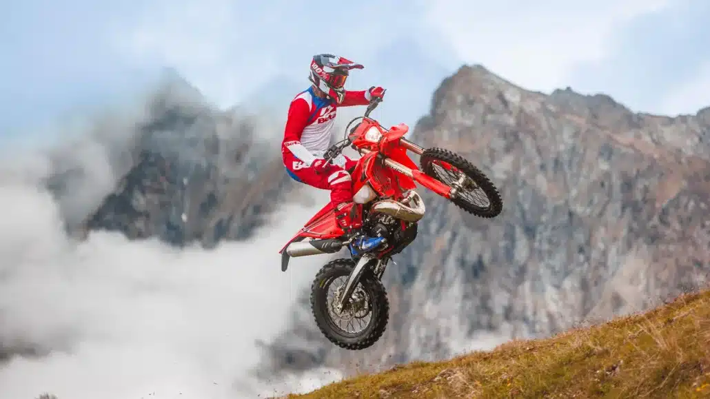 Beta RR X-PRO 2T 250/300 2026 Enduro-Motorrad springt über einen Hang im Gebirge