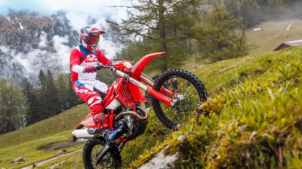 Beta RR X-PRO 4T 2026 Enduro-Motorrad im steilen Gelände mit Fahrer in voller Ausrüstung.
