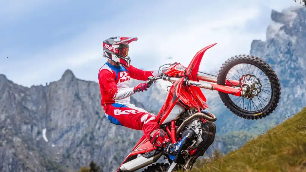 Beta RR X-PRO 4T 2026 Modell beim Enduro-Fahren im Gebirge, Motorrad in Aktion