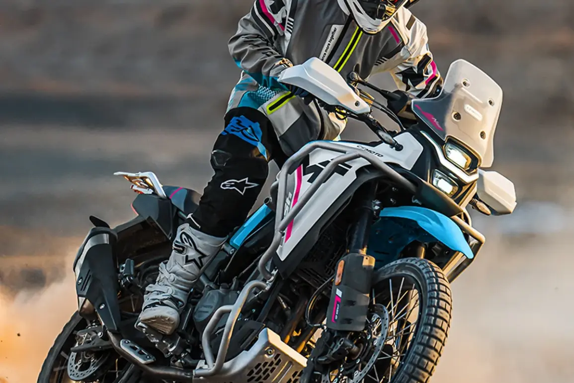 Fahrer mit Enduro-Ausrüstung fährt CFMoto 450MT abseits befestigter Straßen