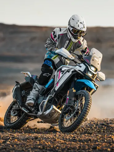 Fahrer mit Enduro-Ausrüstung fährt CFMoto 450MT abseits befestigter Straßen