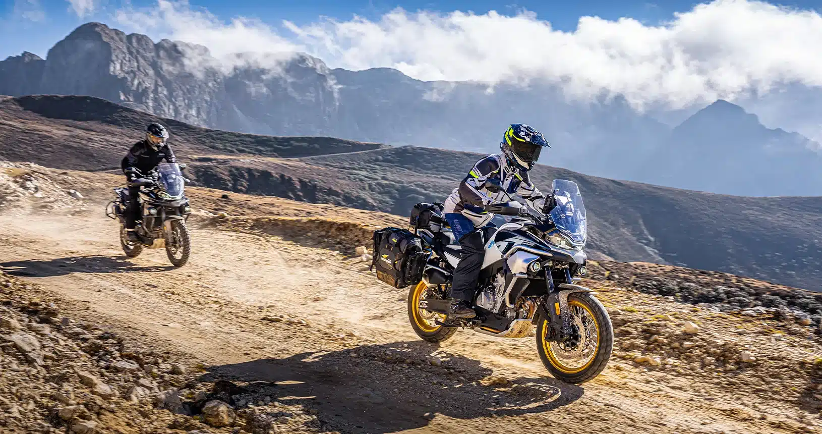 CFMOTO 800MT Explore Motorräder auf einer Offroad-Tour in bergiger Umgebung