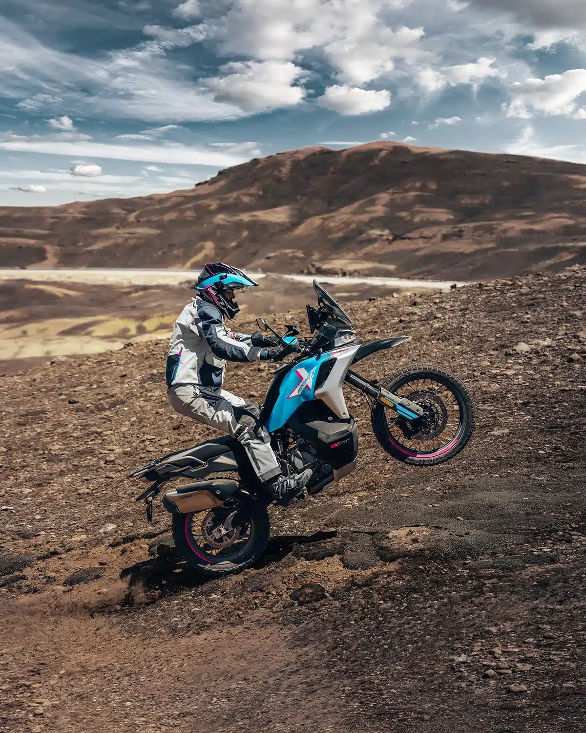 CFMoto 800MT-X Motorrad fährt einen steinigen Hang im Gelände hoch