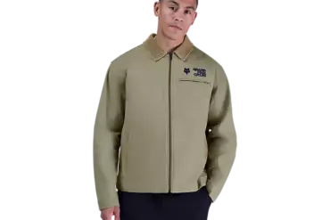 Modell trägt die Circa 74 Jacke von Fox Racing in Khaki vor weißem Hintergrund