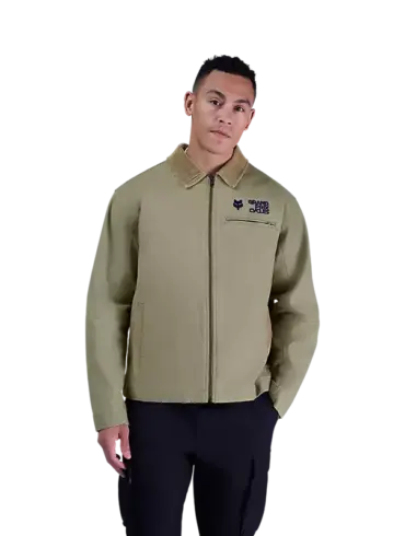 Modell trägt die Circa 74 Jacke von Fox Racing in Khaki vor weißem Hintergrund