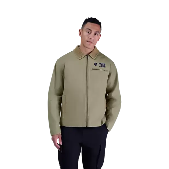 Modell trägt die Circa 74 Jacke von Fox Racing in Khaki vor weißem Hintergrund