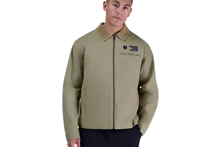 Modell trägt die Circa 74 Jacke von Fox Racing in Khaki vor weißem Hintergrund