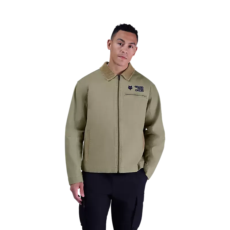 Modell trägt die Circa 74 Jacke von Fox Racing in Khaki vor weißem Hintergrund