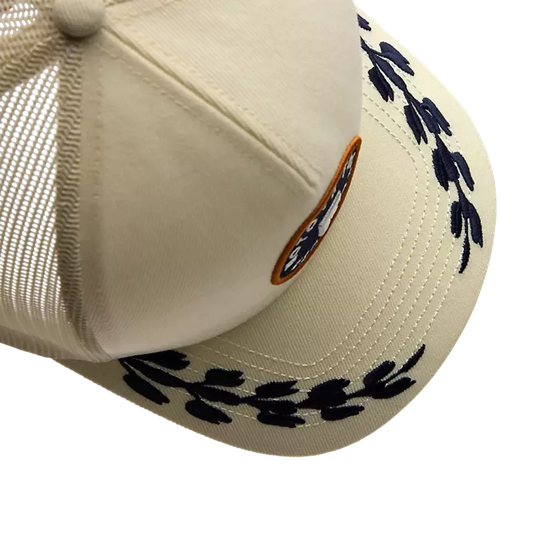 Großaufnahme der Circa 74 Mesh Trucker Hut für Frauen mit Mesh-Rückseite, F-Logo und gesticktem Motiv am Schirm.