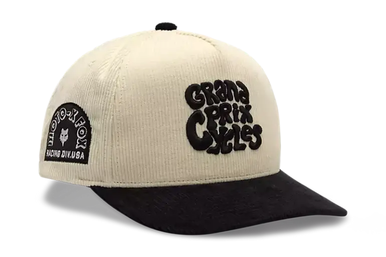 Circa 74 Snapback-Kappe aus cremefarbenem Cord mit schwarzem Schirm und gesticktem Grand Prix Cycles-Logo auf der Vorderseite.
