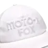 Weiße Kappe mit gesticktem Moto-X Fox Schriftzug in Nahaufnahme