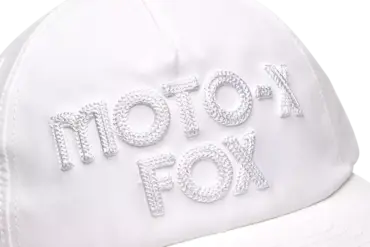 Weiße Kappe mit gesticktem Moto-X Fox Schriftzug in Nahaufnahme