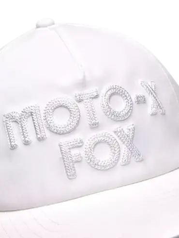 Weiße Kappe mit gesticktem Moto-X Fox Schriftzug in Nahaufnahme