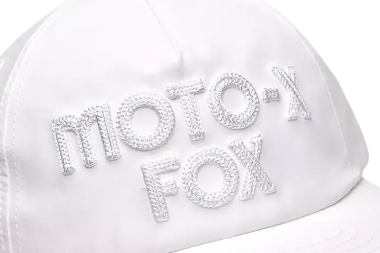 Weiße Kappe mit gesticktem Moto-X Fox Schriftzug in Nahaufnahme