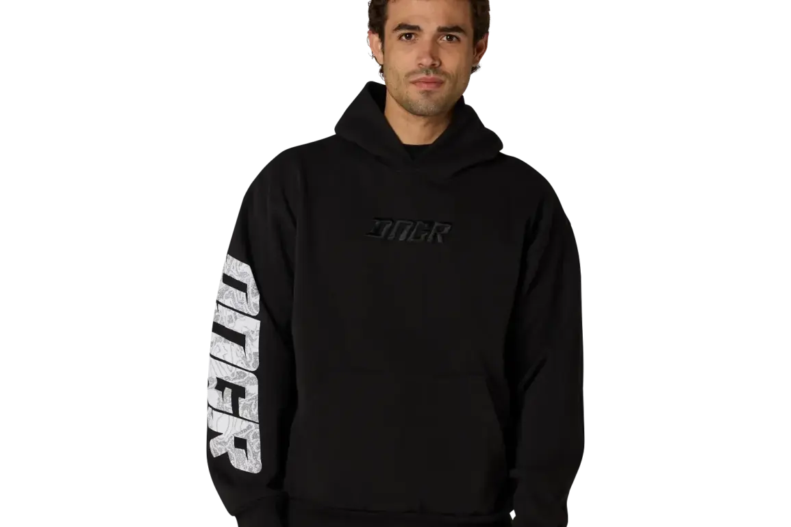 Schwarzer DNGR Oversized Hoodie mit gesticktem Logo und weißem Print auf dem rechten Ärmel, getragen von einem Mann.
