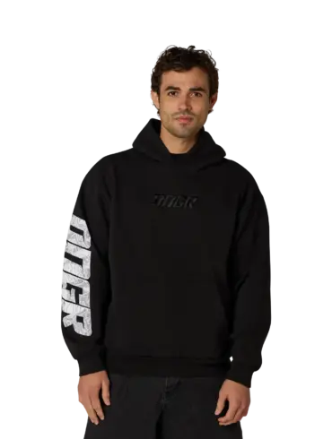 Schwarzer DNGR Oversized Hoodie mit gesticktem Logo und weißem Print auf dem rechten Ärmel, getragen von einem Mann.