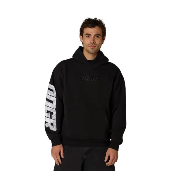 Schwarzer DNGR Oversized Hoodie mit gesticktem Logo und weißem Print auf dem rechten Ärmel, getragen von einem Mann.