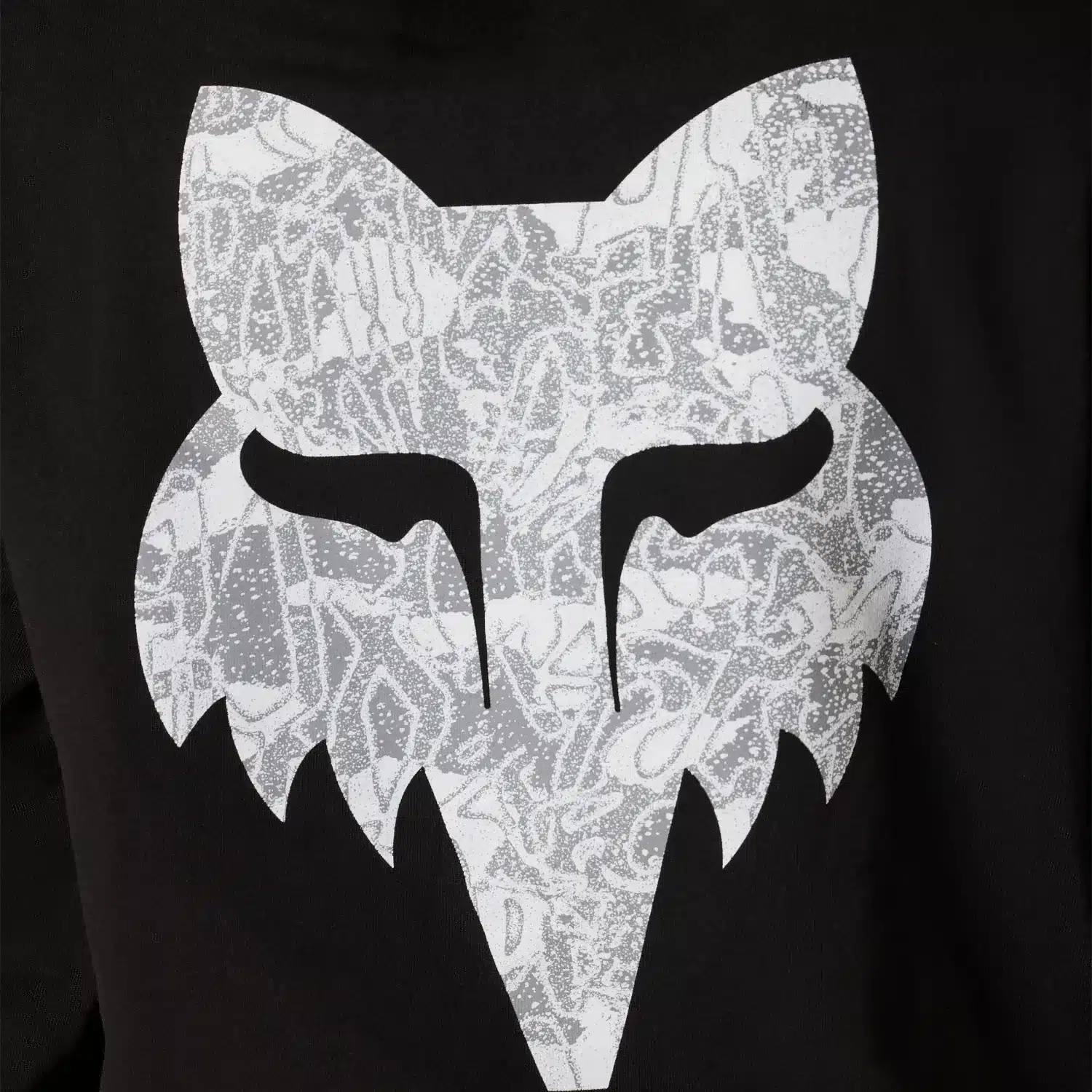 Detail des DNGR Oversized Hoodie mit weißem Fox-Logo auf schwarzer Baumwolle.