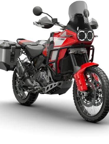 Ducati DesertX Discovery in Rot-Schwarz mit Koffern und Schutzbügeln vor schwarzem Hintergrund