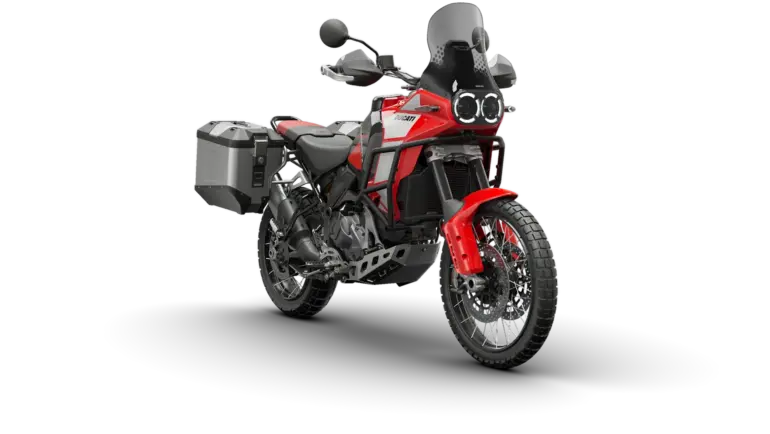 Ducati DesertX Discovery in Rot-Schwarz mit Koffern und Schutzbügeln vor schwarzem Hintergrund