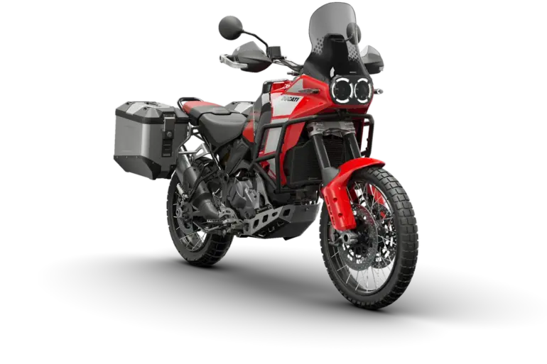 Ducati DesertX Discovery in Rot-Schwarz mit Koffern und Schutzbügeln vor schwarzem Hintergrund