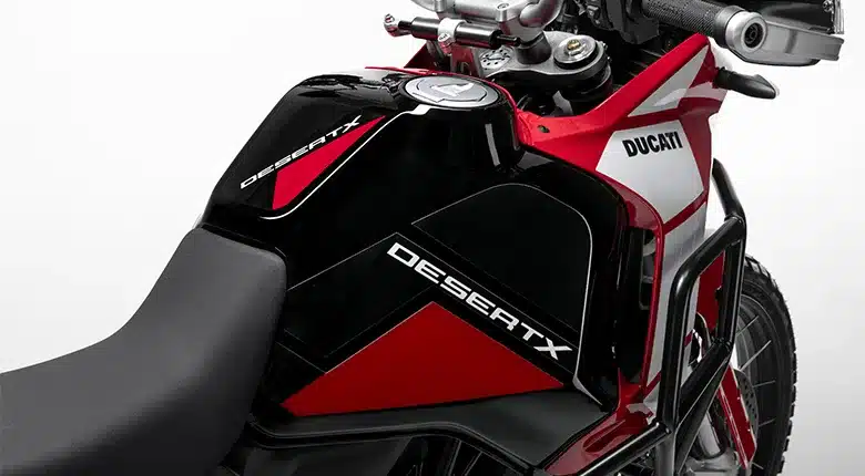 Detailansicht des Tanks und Rahmens einer Ducati DesertX Discovery in Schwarz und Rot.
