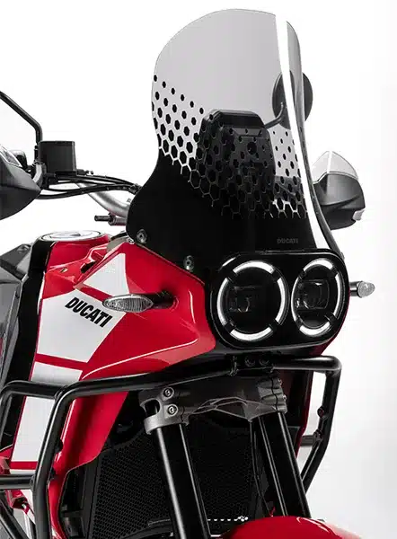 Ducati DesertX Discovery Motorrad, Frontansicht mit Windschild, Scheinwerfern und Schutzteilen