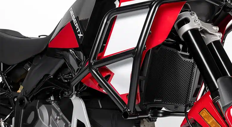 Motorschutzbügel, Kühler und vorderer Rahmenbereich einer Ducati DesertX Discovery in Thrilling Black/Ducati Red