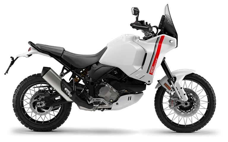 Ducati DesertX Discovery Motorrad in Seitenansicht, weißes Modell mit grobstolligen Reifen und Rallye-Optik