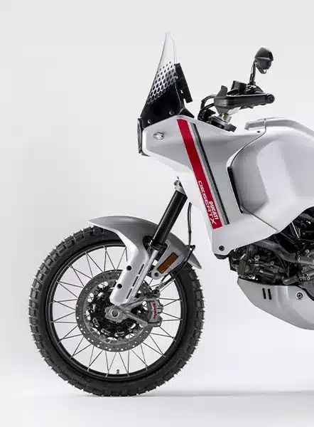 Detailansicht der Ducati DesertX Discovery von vorn mit Speichenrad, Schutzblech und Windschild