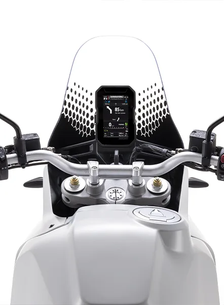 Blick auf das Cockpit und TFT-Farbdisplay der Ducati DesertX Discovery mit elektronischen Fahrhilfen und Navigation