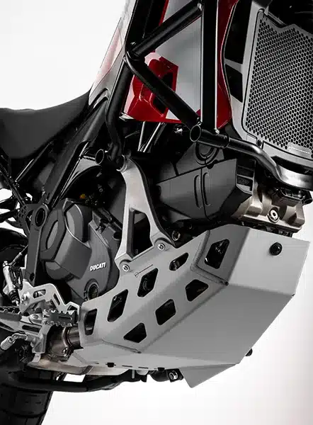 Detailansicht des Motorschutzes und Chassis der Ducati DesertX Discovery