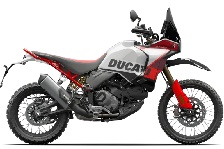 Ducati DesertX Rally in Seitenansicht mit Offroad-Bereifung und markantem Ducati-Logo