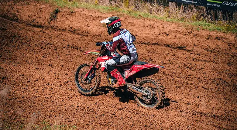 Motocross-Fahrer auf Ducati Desmo250 MX bei sportlichem Einsatz auf einer Rennstrecke