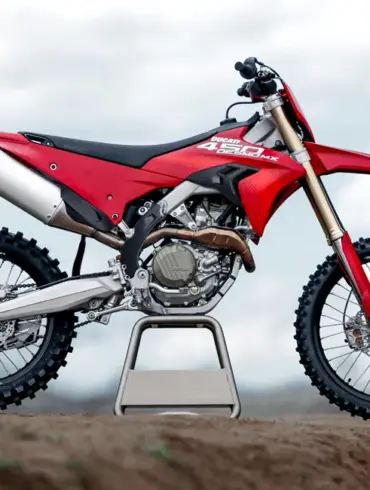 Ducati Desmo450 MX Motocross-Motorrad in Seitenansicht auf einer sandigen Strecke