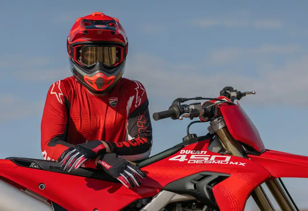 Fahrer in rotem Ducati Corse Outfit und Helm auf Ducati Desmo450 MX Motocross-Motorrad