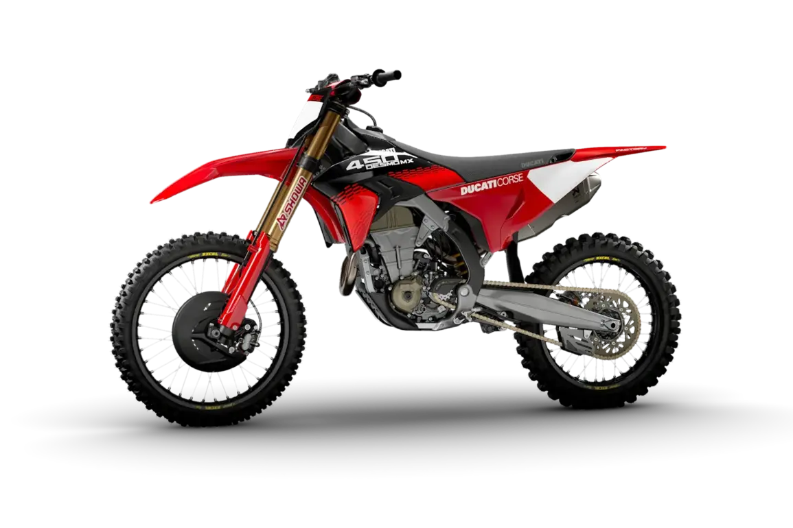 Ducati Desmo450 MX Factory Motocross-Motorrad in roter Werkslackierung, Seitenansicht auf schwarzem Hintergrund